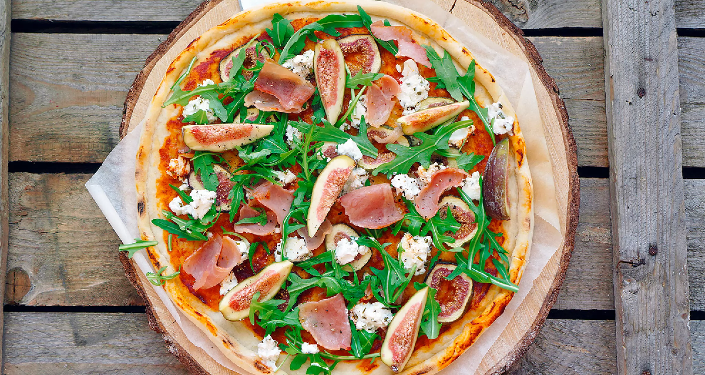 Пицца полезная еда домашняя. Пицца с инжиром. Полезная пицца. Пицца маленькая круглая. Пицца из куриного фарша.