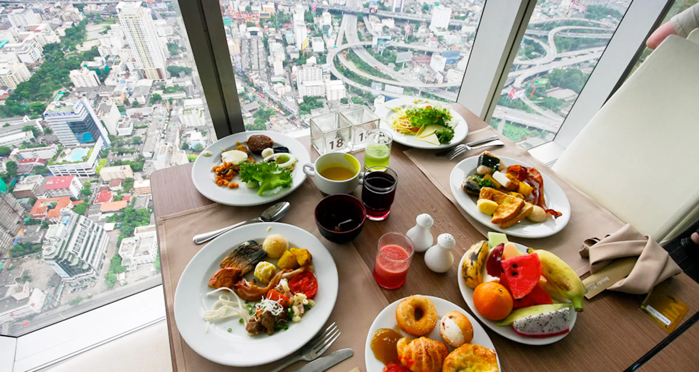 красивый завтрак. бранч кафе. арарат парк хаят ресторан завтрак. завтрак с видом на нью йорк. завтрак сити.