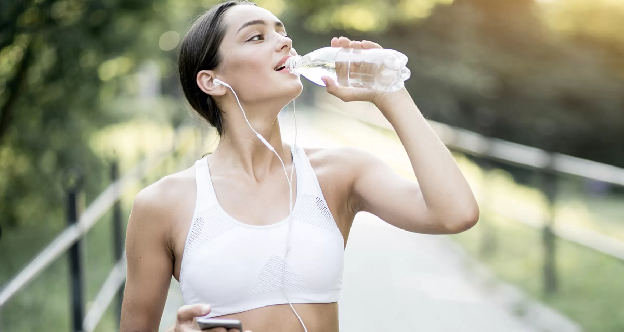Вода после бега. Девушка после пробежки. Девушка пьет воду. Спортивная девушка пьет воду. Спортсмен пьет воду.