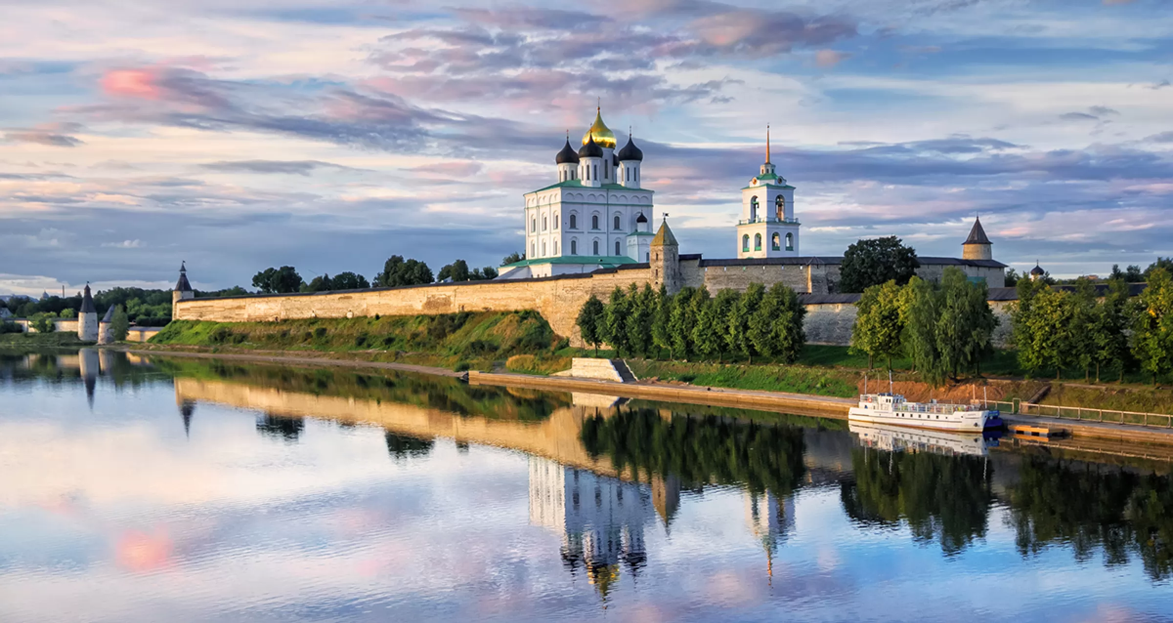 Псков экскурсия пушкинские. Псков-Печоры-Изборск экскурсия. Псков исторический центр. Псков Изборск Печоры экскурсия с Пскова. Псковский Кремль кром вид сверху.